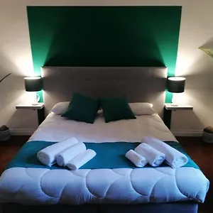 https://shine-house.it-romehotels.com
